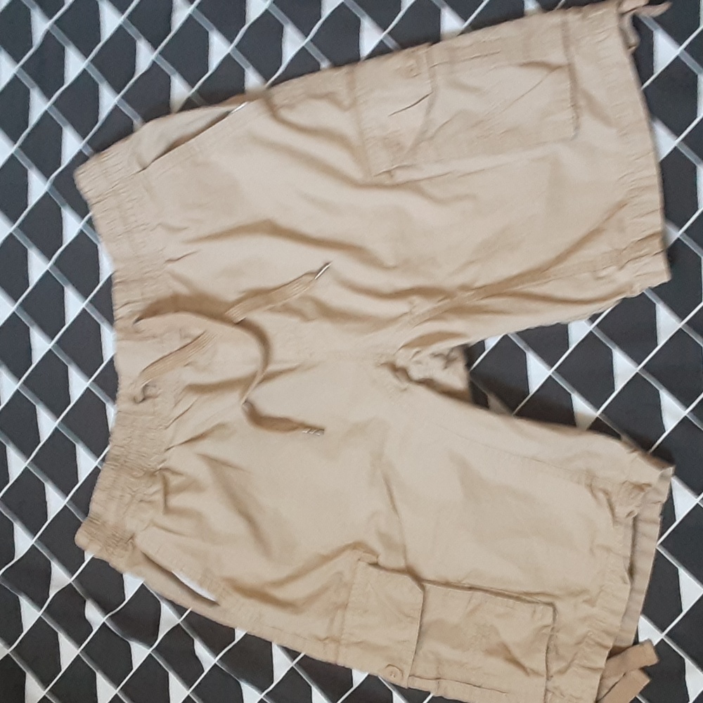 SPACTIVE TAN CARGO SHORTS. LARGE